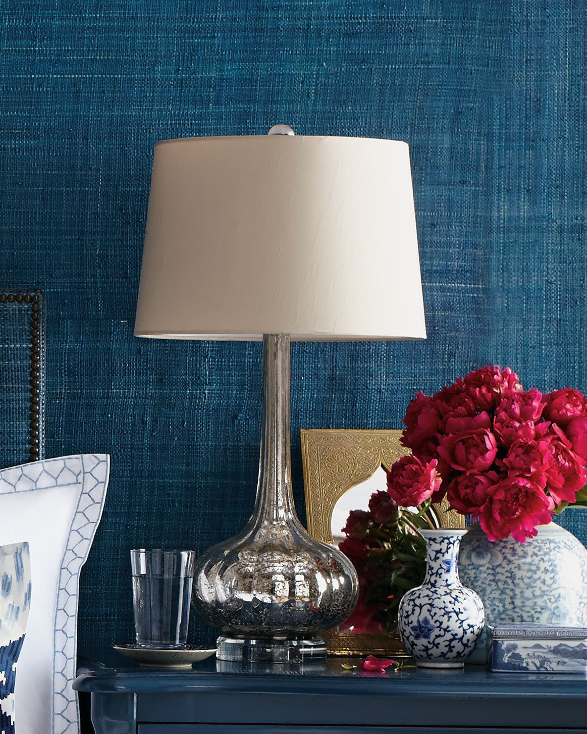 Стеклянная настольная лампа ртутного цвета в стиле неоклассики "Вилма" (в интерьере спальни, с цветами)