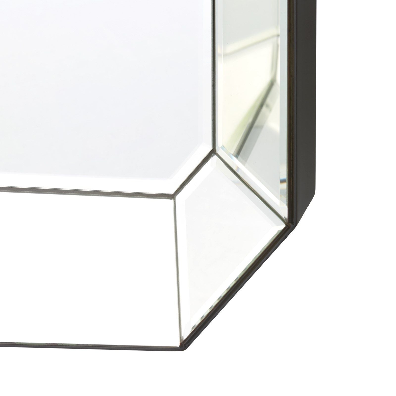 Современное настенное зеркало с прямоугольной зеркальной рамой "Вудроу"(в интерьере ванной) (на белом фоне, нижняя деталь крупным планом)