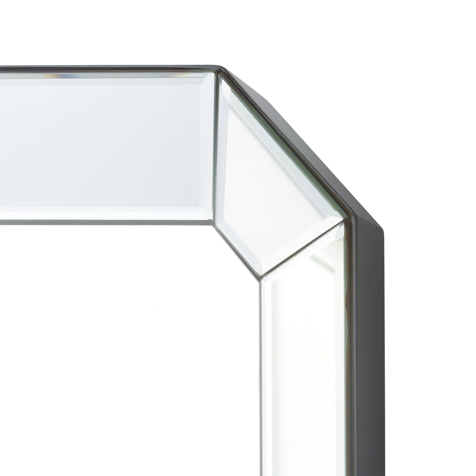 Современное настенное зеркало с прямоугольной зеркальной рамой "Вудроу" (в интерьере ванной) (на белом фоне, верхняя деталь крупным планом)