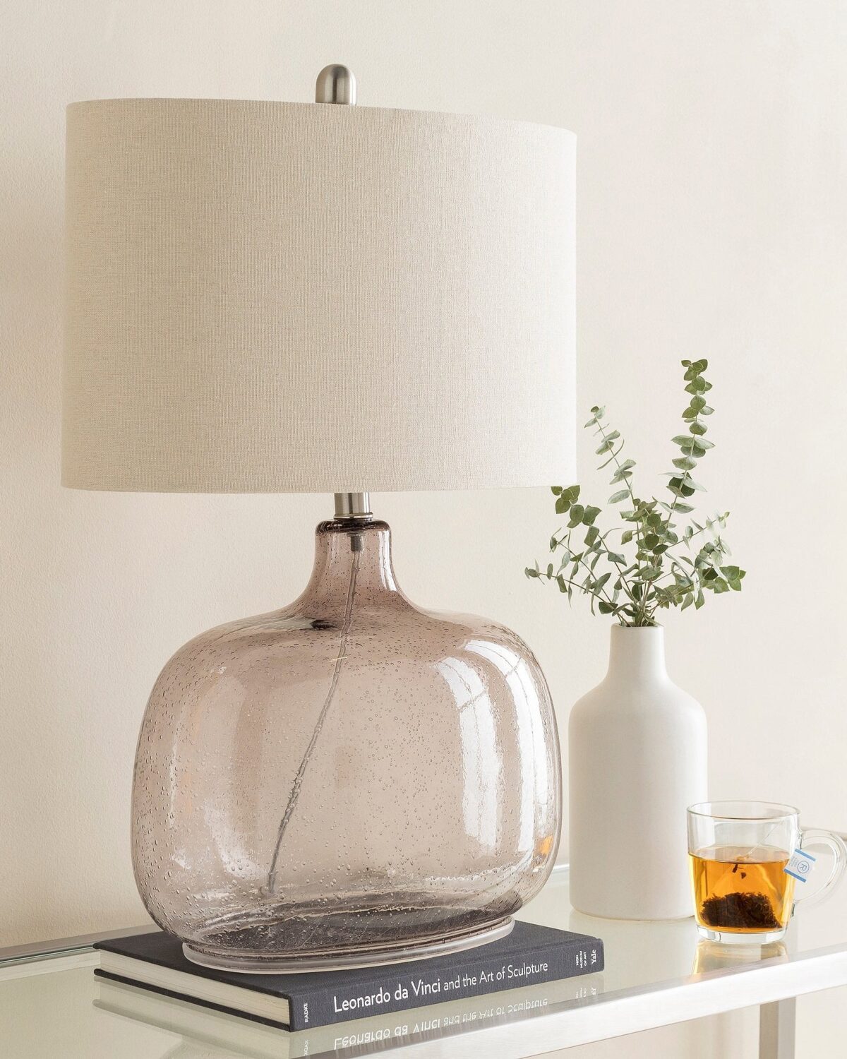 Настольная лампа "Зельда" с бежевым стеклянным основанием с легким эффектом капель на стекле с овальным льняным плафоном.