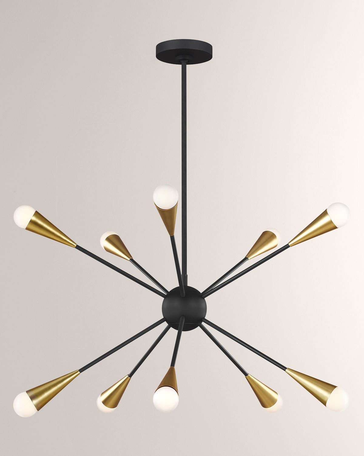 Современная люстра"Джйкоб" имеет основание из черного цвета с десятью лампами в цвете полированной латуни.