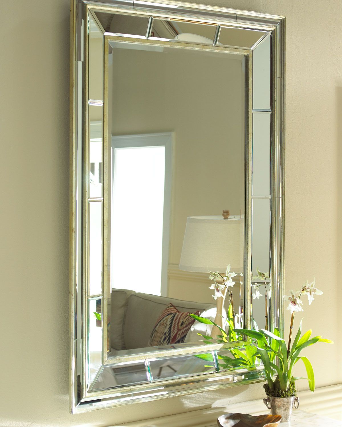 Прямоугольное настенное зеркало "Сибил" в стиле "ар-деко", имеет скошенную двойную зеркальную раму, которая выполнена в состаренном серебристо-золотом цвете.