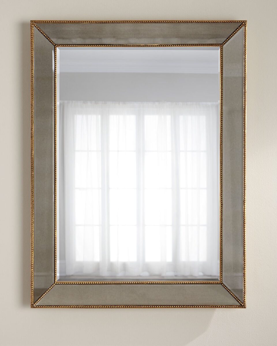 Настенное зеркало в прямоугольной золотой раме "Франческо"