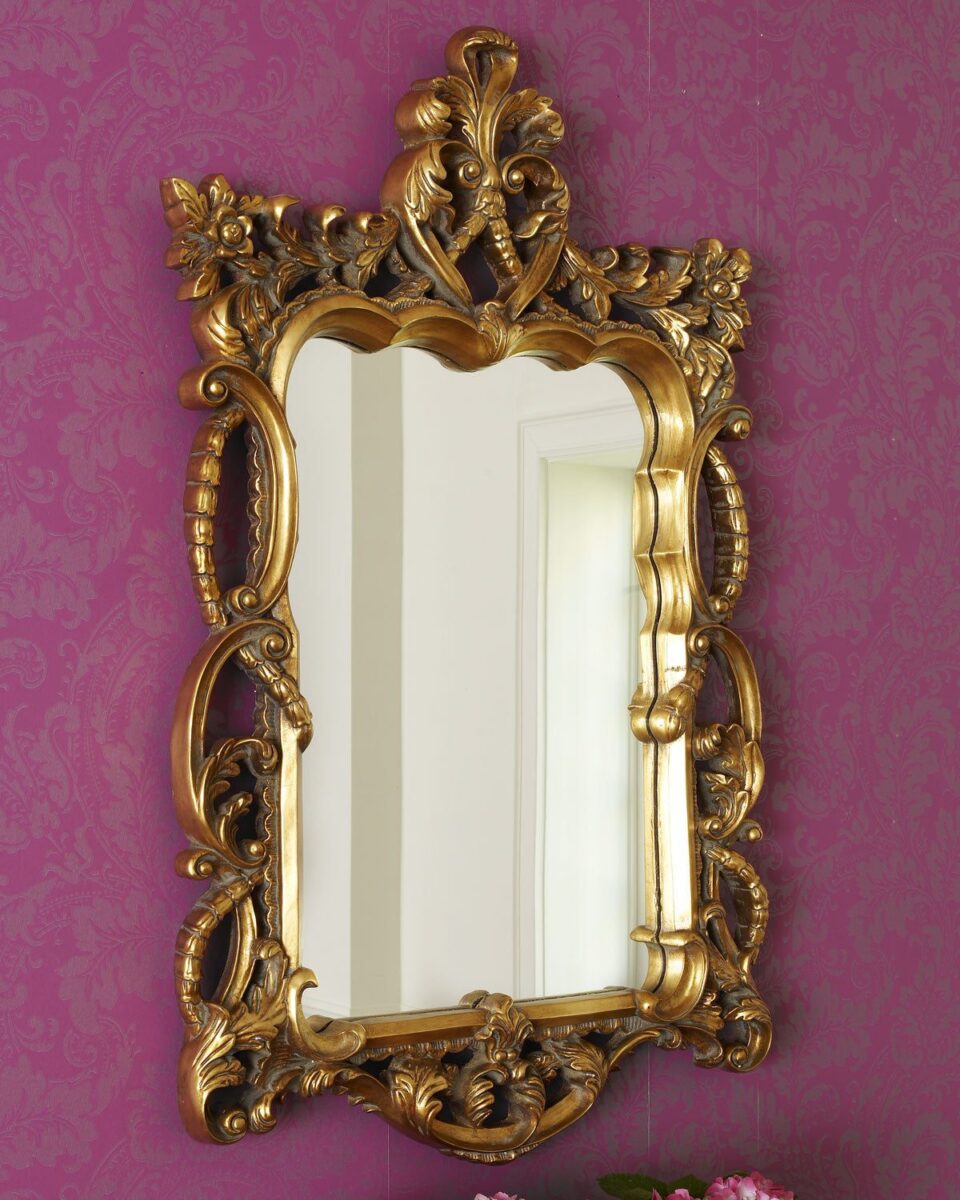 Зеркало в классической золотой раме 