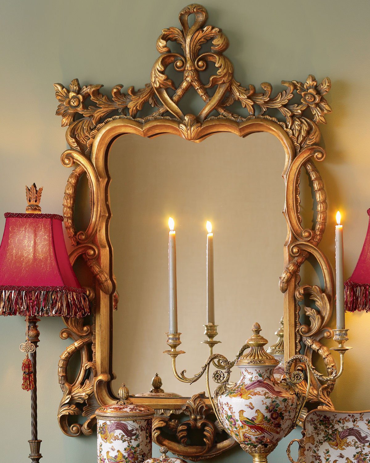 Настенное зеркало в золотой раме "Беатриче" в интерьере