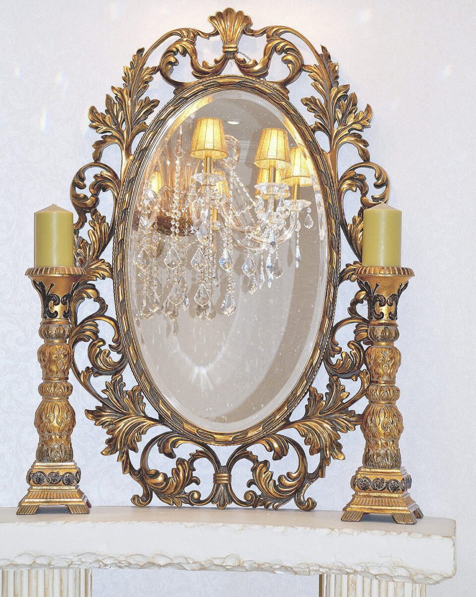 Овальное зеркало в золотой раме 