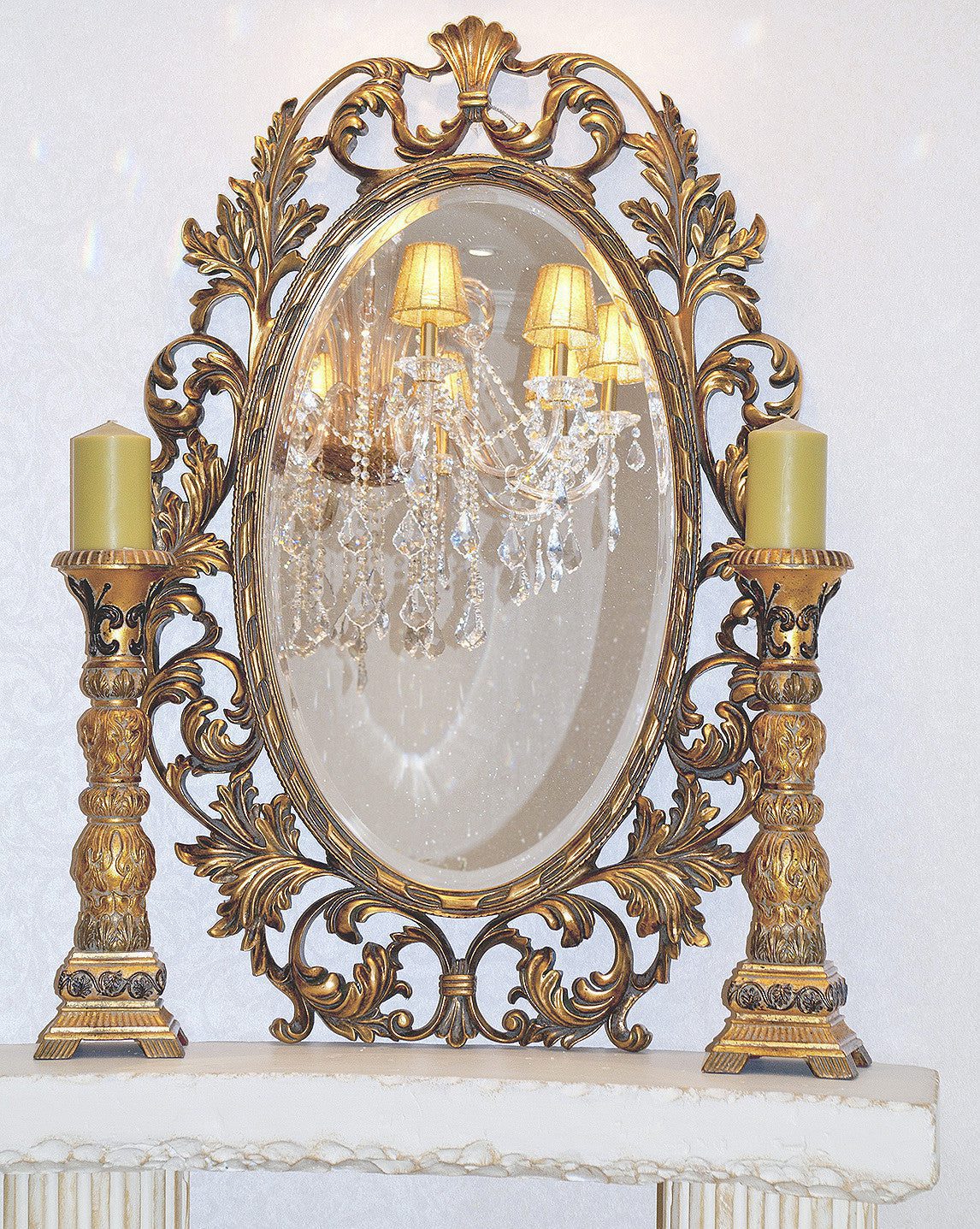 Овальное зеркало в золотой раме "Гойя"