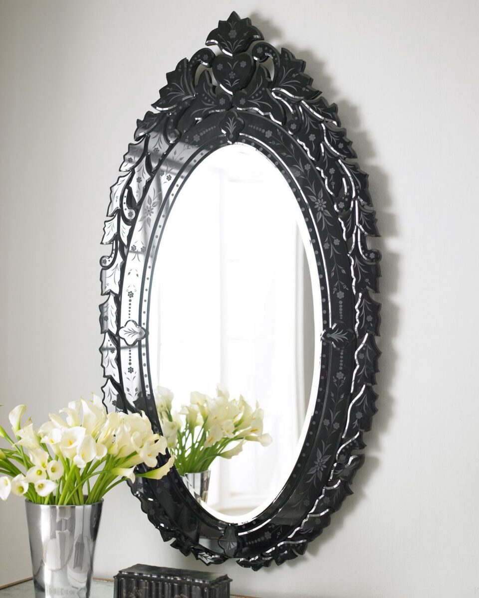 Черное настенное зеркало в венецианском стиле 