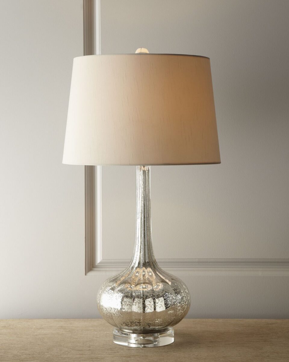 Стеклянная настольная лампа ртутного цвета в стиле неоклассики 