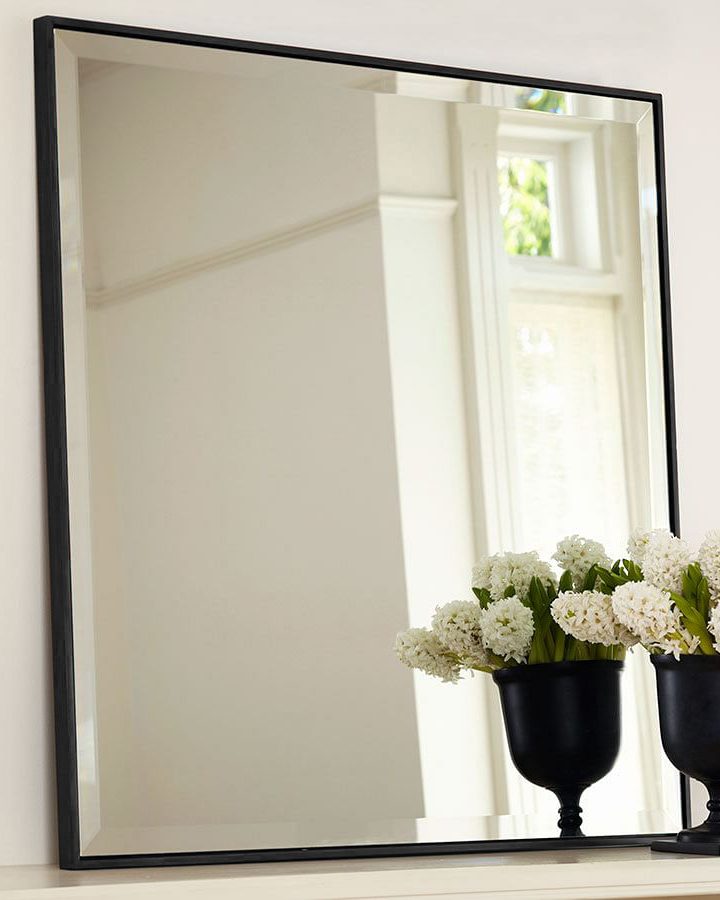 Квадратное зеркало в раме "Шарлеруа" изготовленного из дерева в черном цвете