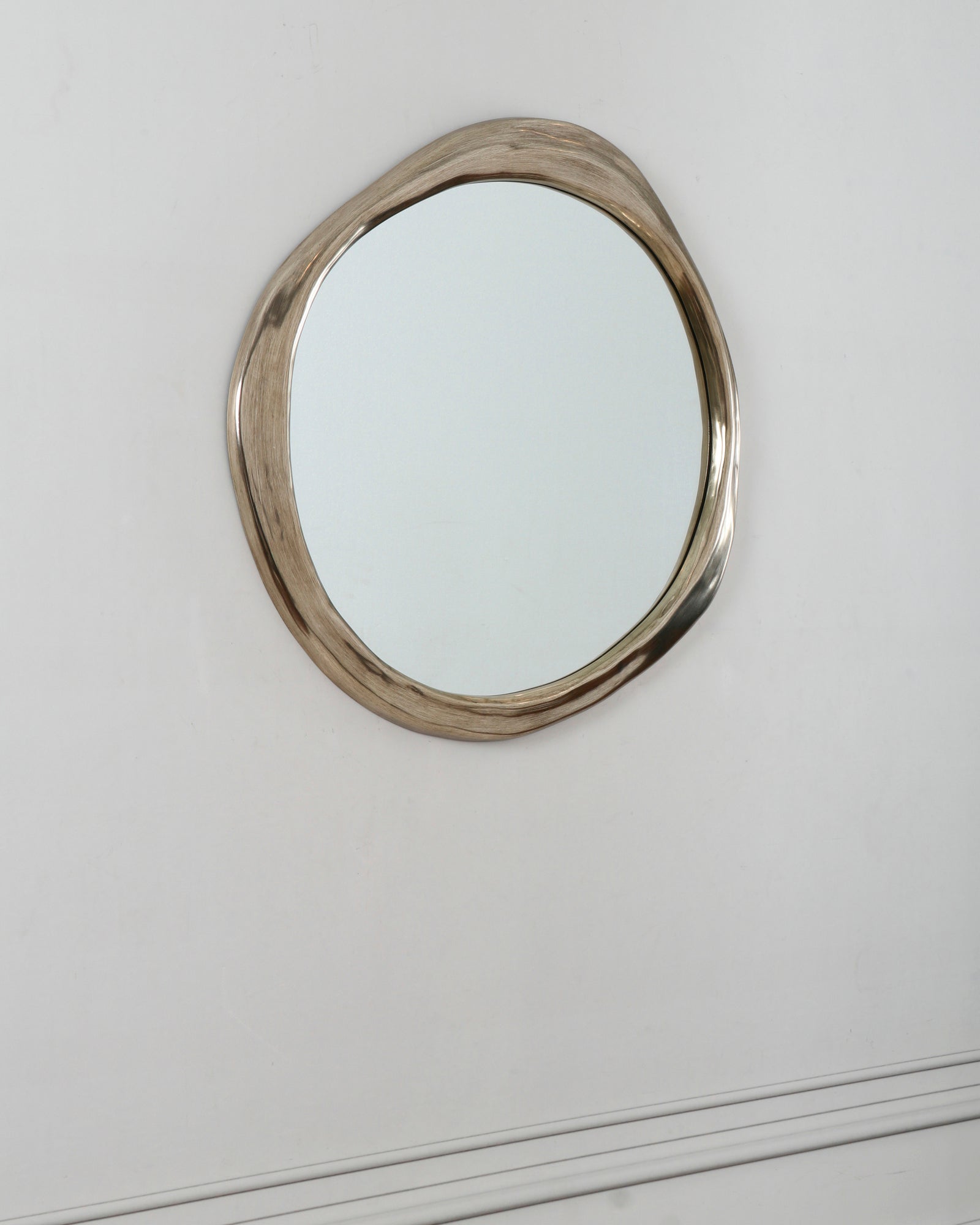 Круглое серебряное ассиметричное зеркало "Арагон"