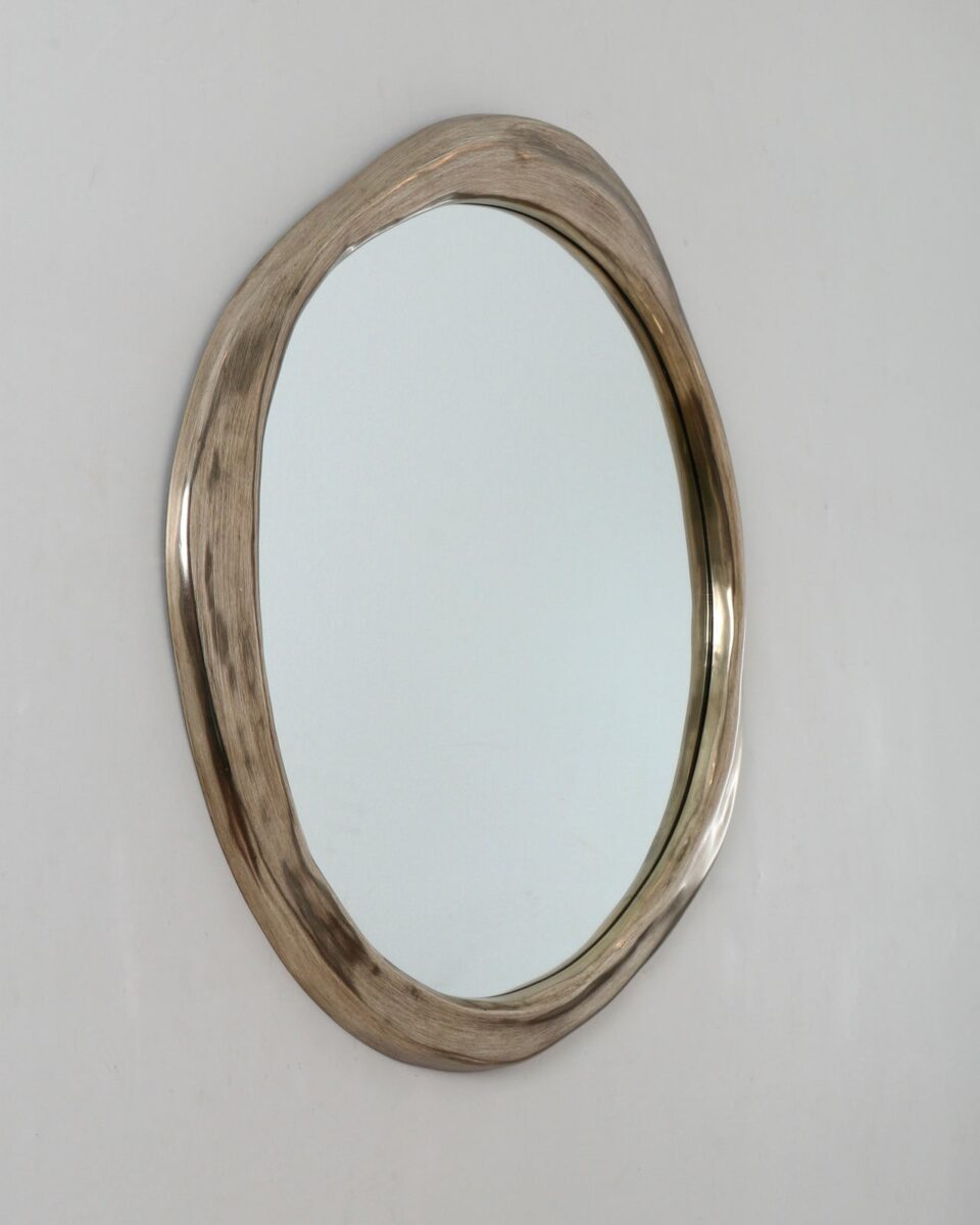 Круглое серебряное ассиметричное зеркало 