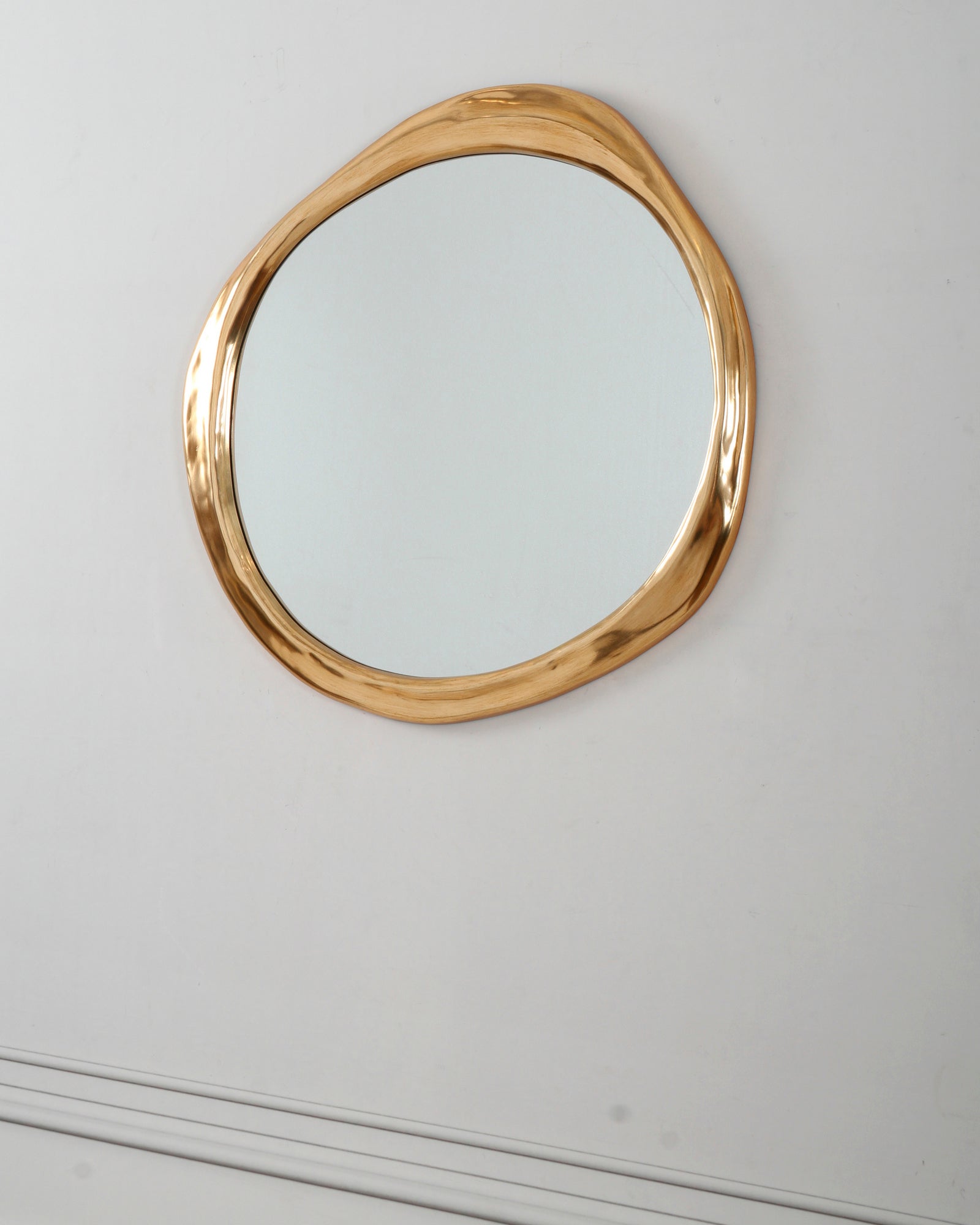 Круглое золотое ассиметричное зеркало "Арагон"