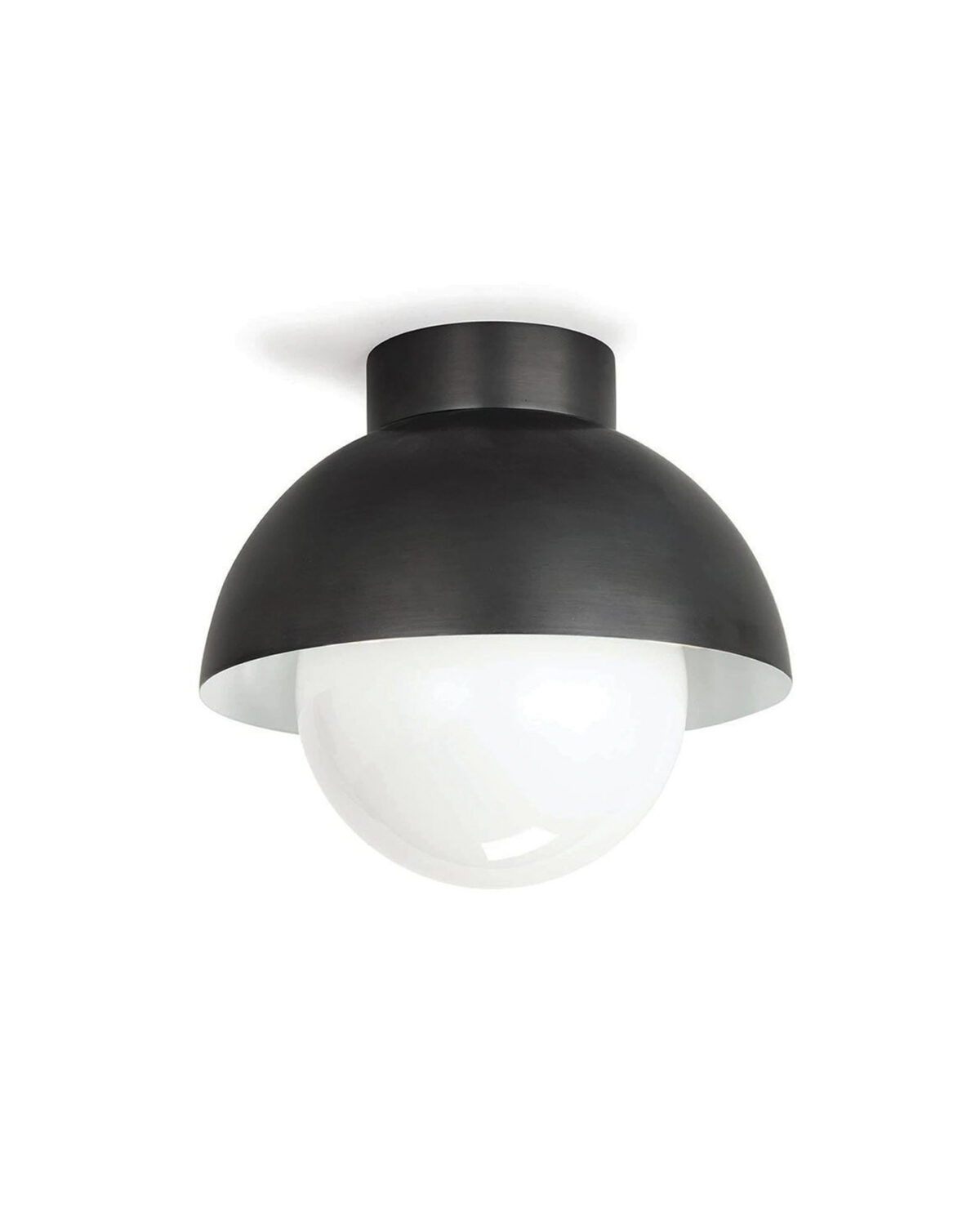Потолочный светильник "Бомон" с черной чашей куполообразной формы со встроенным стеклянным шаром белого цвета внутри.
