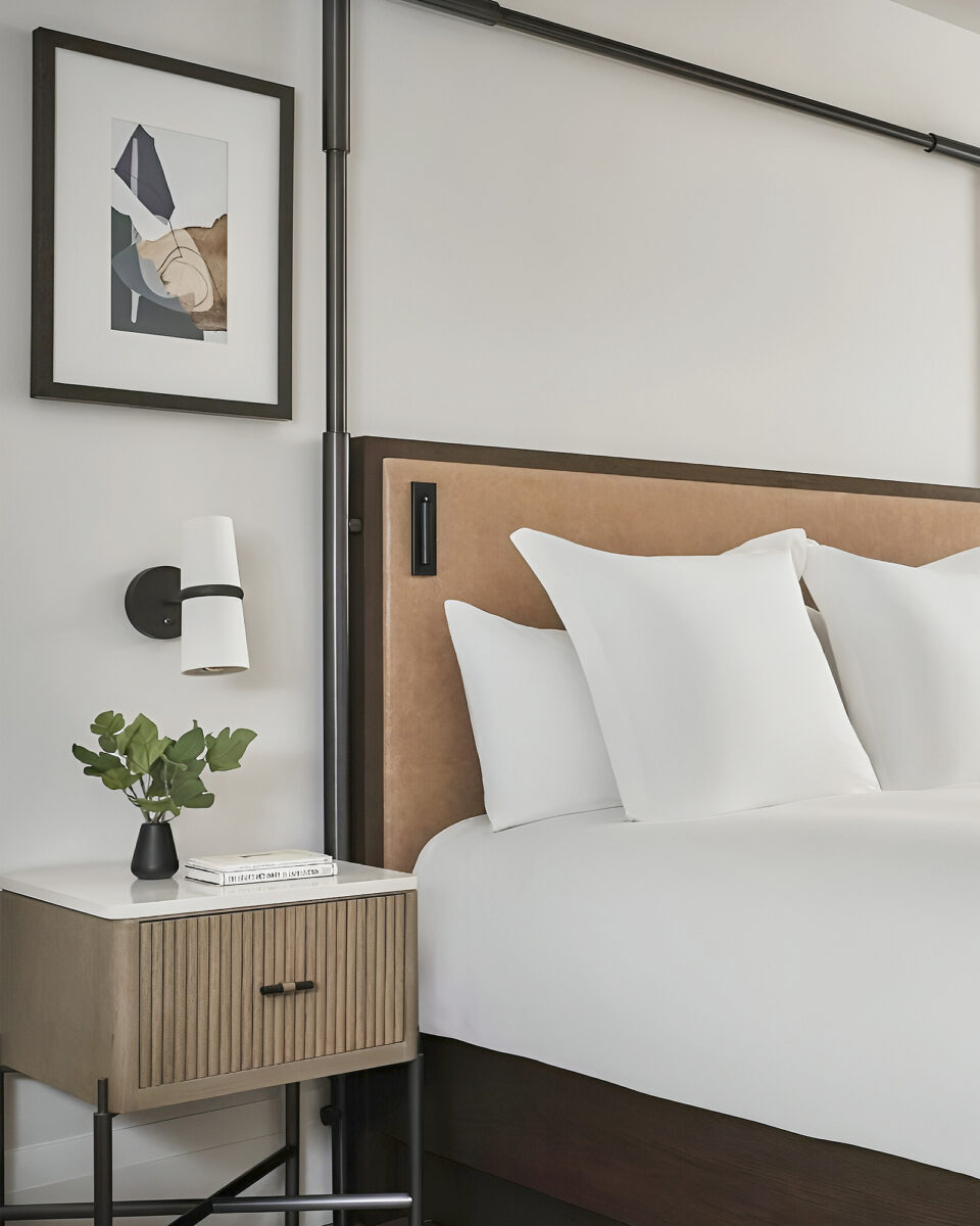 Чёрное бра “Флемиш” вдохновлен стилем “Мид-сенчури”, он имеет классический конусообразный тканевый абажур, подходит для спальни, гостиной, прихожей.