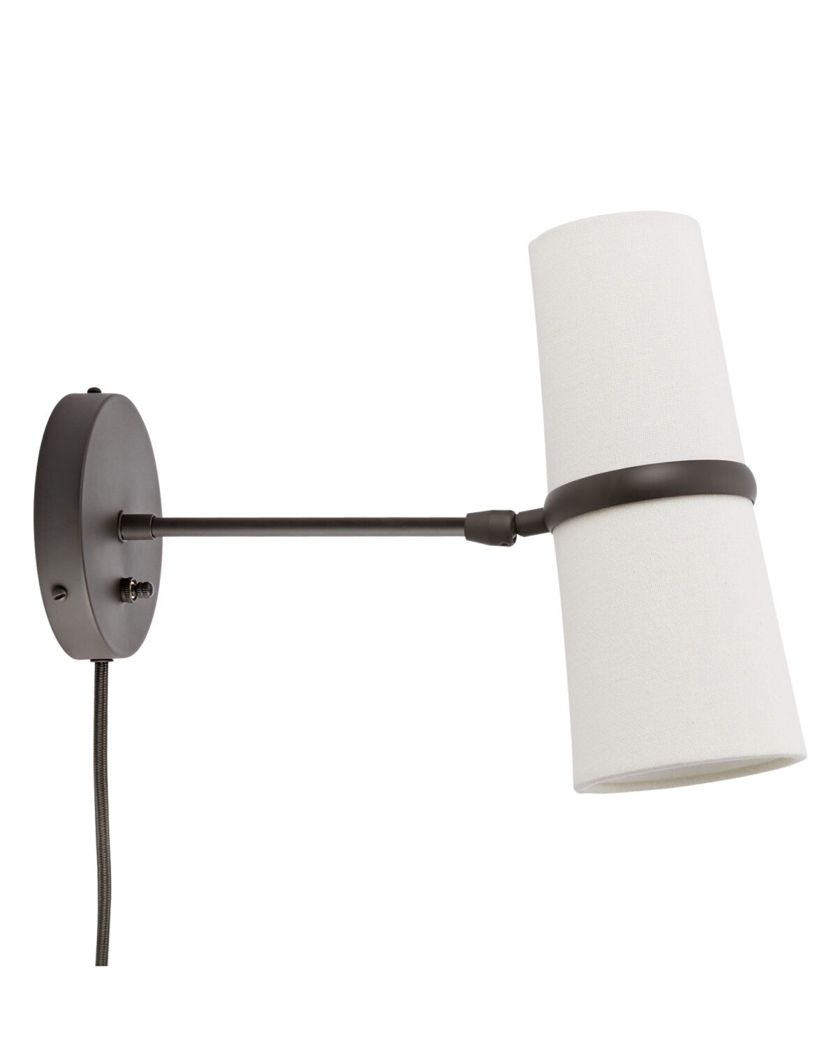 Удлиненное чёрное бра "Флемиш" с проводом - это настенный светильник, который выполнен в стиле "Мид-сенчури", имеет конусообразный белый тканевый абажур