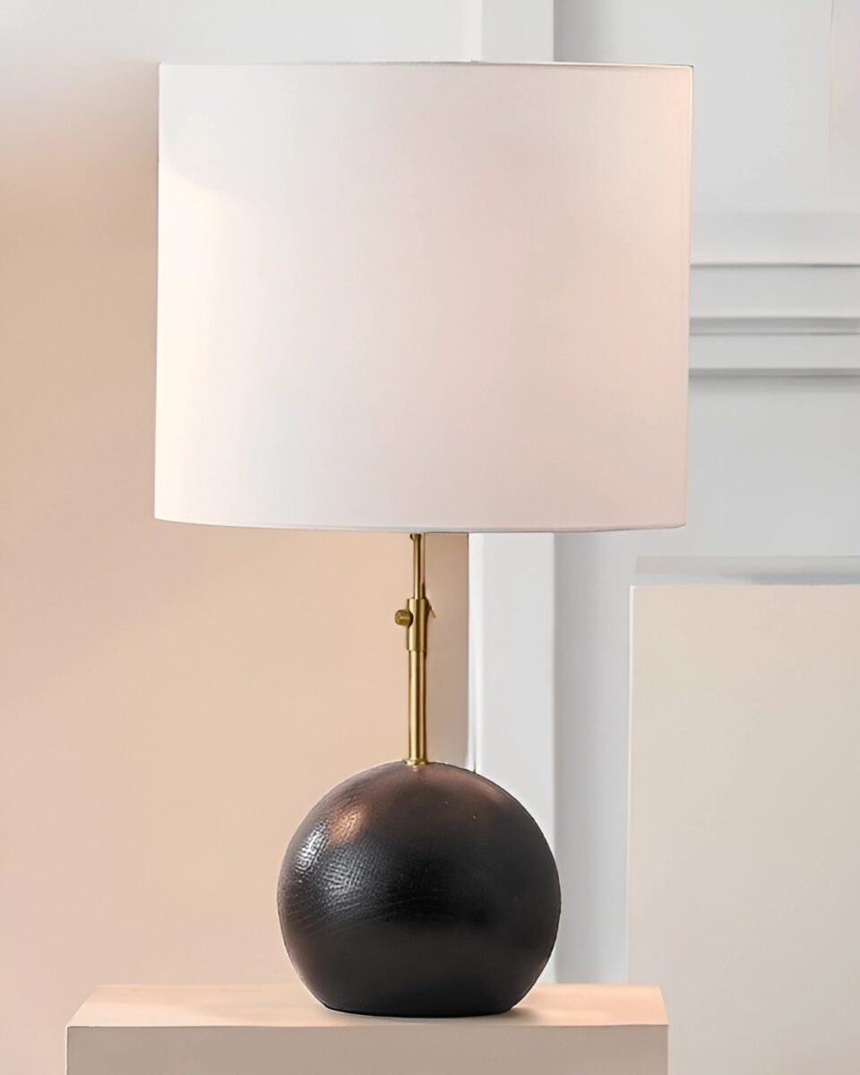 Современная деревяная  лампа 
