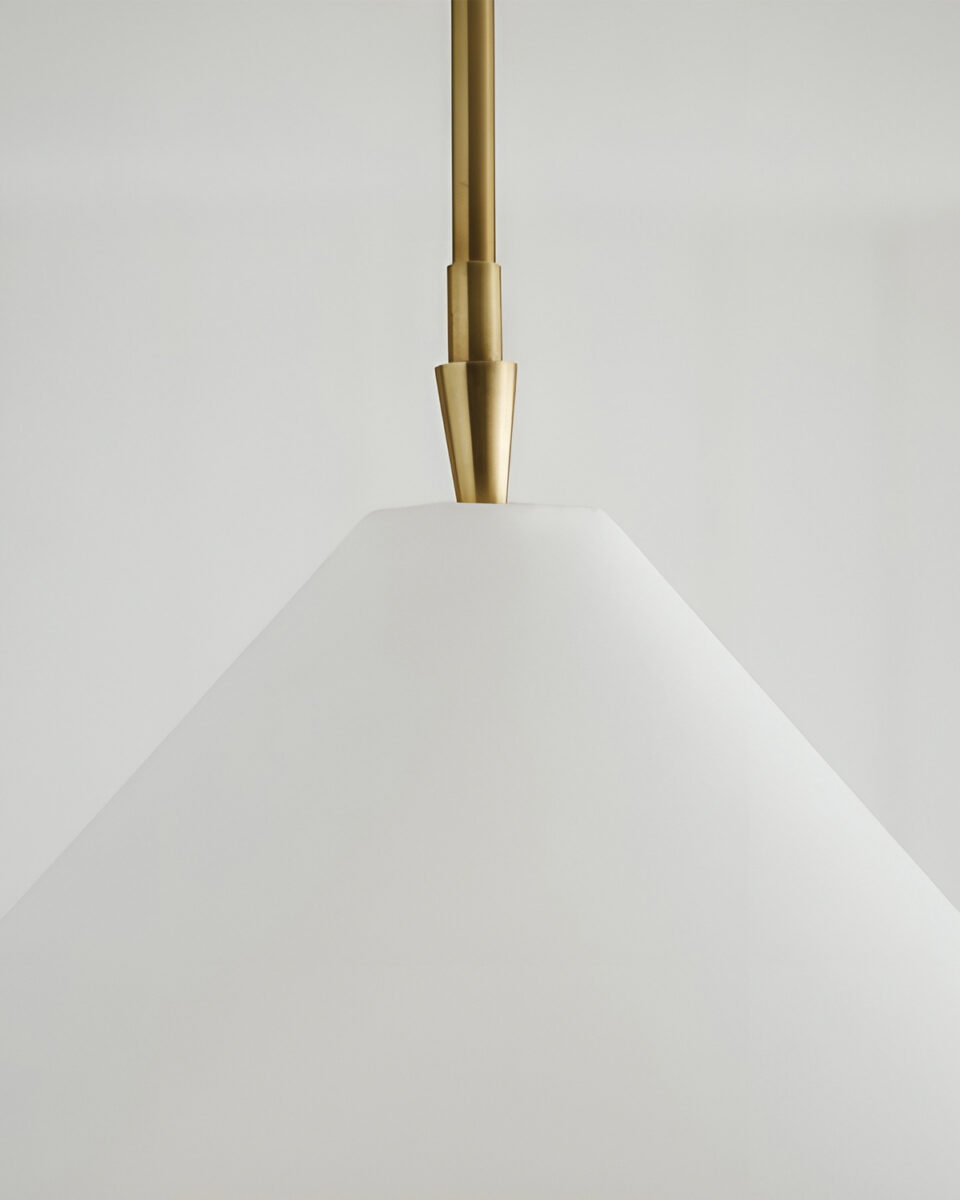 Золотой подвесной светильник "Эльзас" с белым треугольным абажуром
