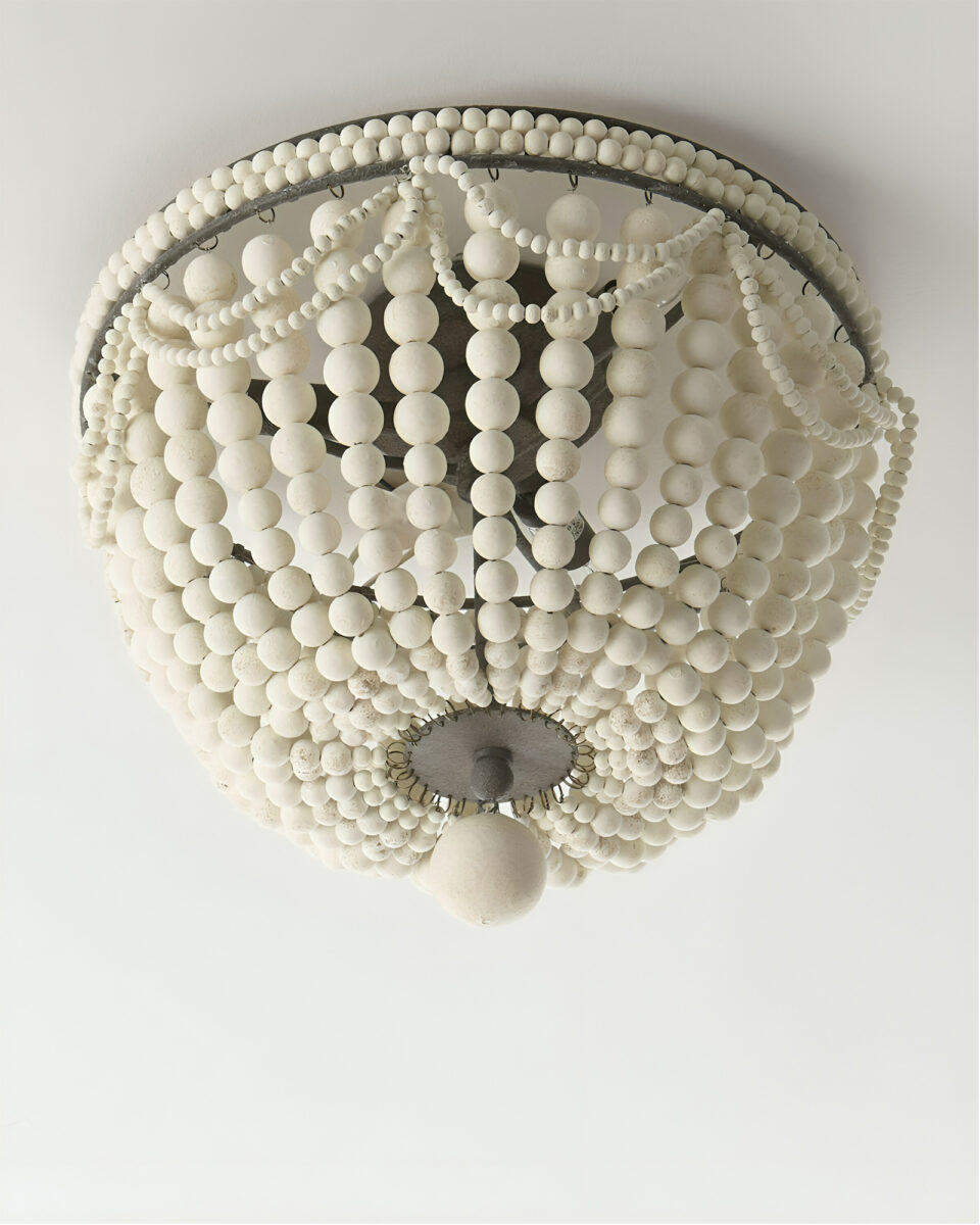Потолочный светильник с белыми бусами "Малибу" в богемном стиле бохо