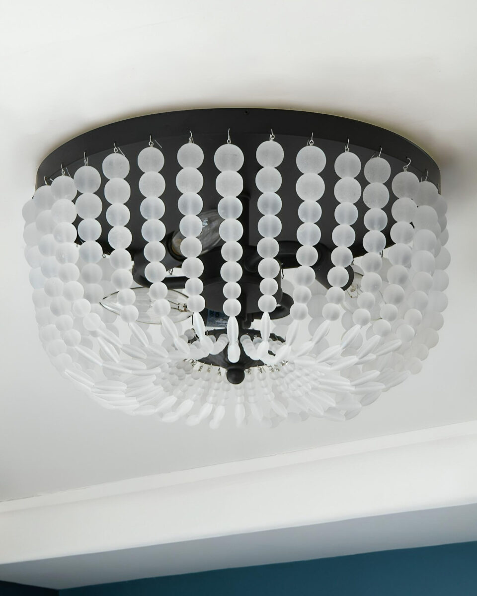 Чёрный потолочный светильник "Найджел" - это круглый металлический потолочный светильник с матовыми бусами