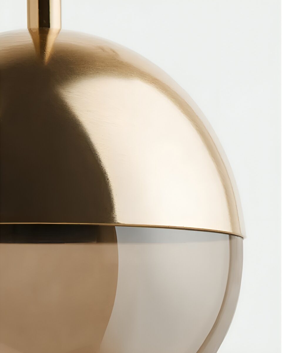 Золотой подвесной светильник “Уорд” с дымчатым плафоном