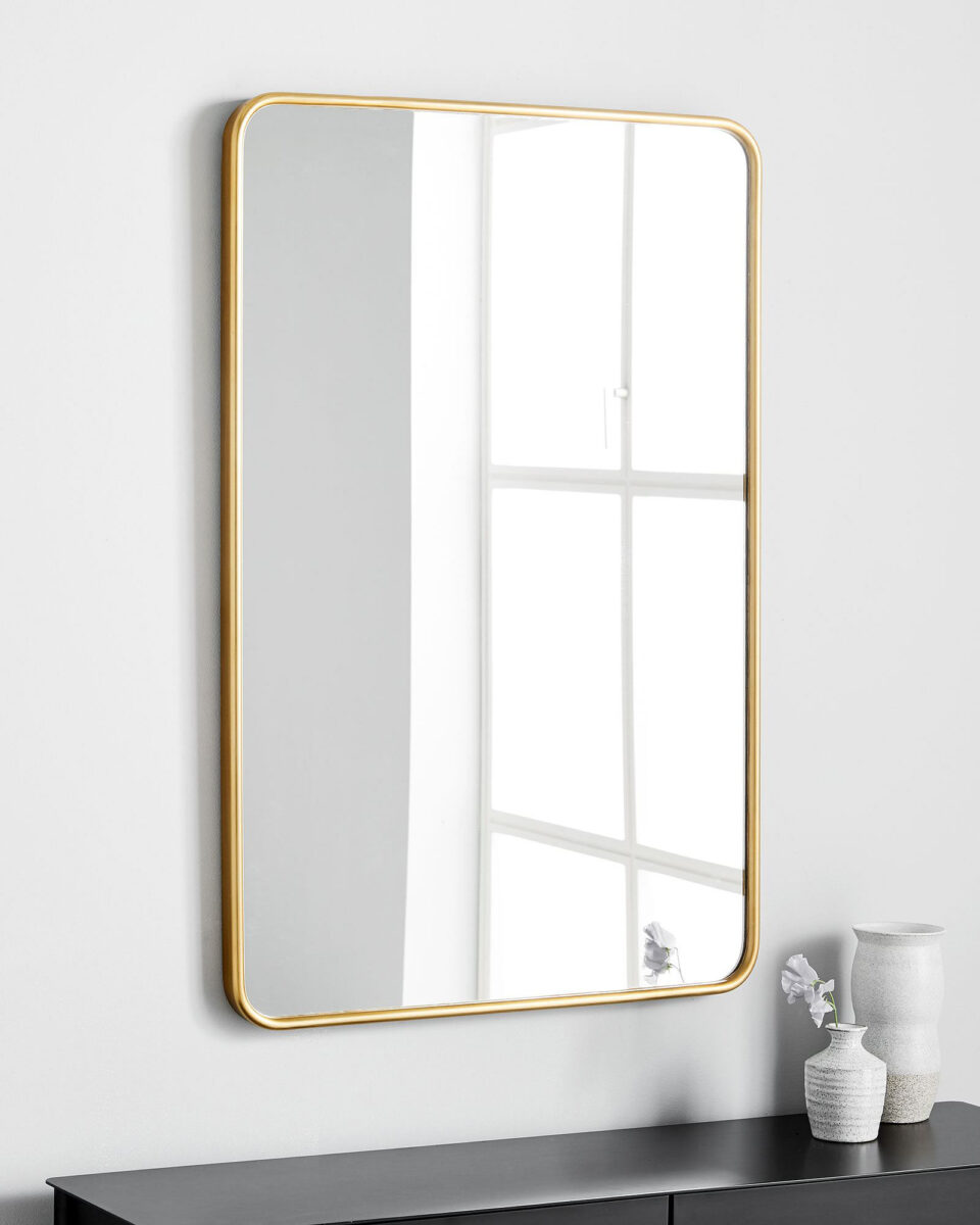 Зеркало в золотой раме 